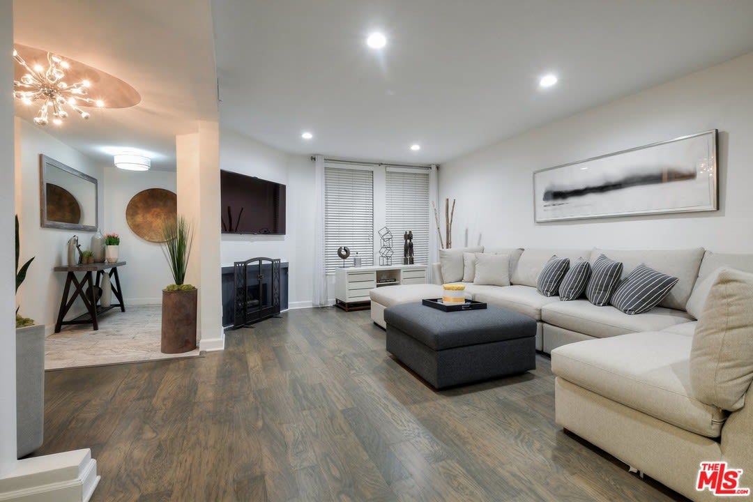 8455 Fountain Avenue, Unit 527