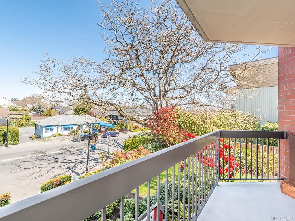 202-2119 Oak Bay Ave