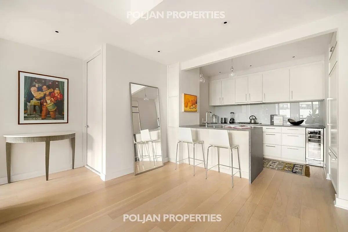 160 E 22nd St #16D