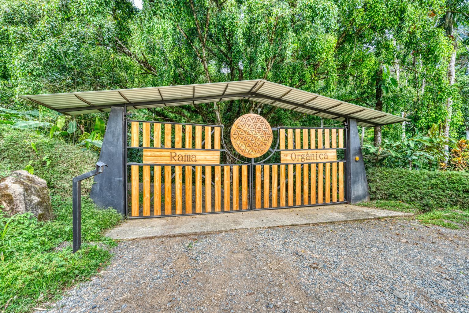 Exceptional Retreat Center on 62 Acre in Tinamastes