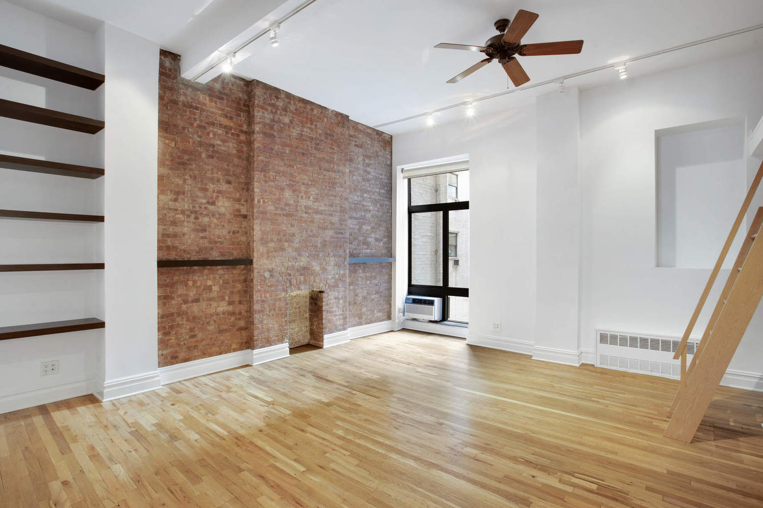 23 E 10th St, #208