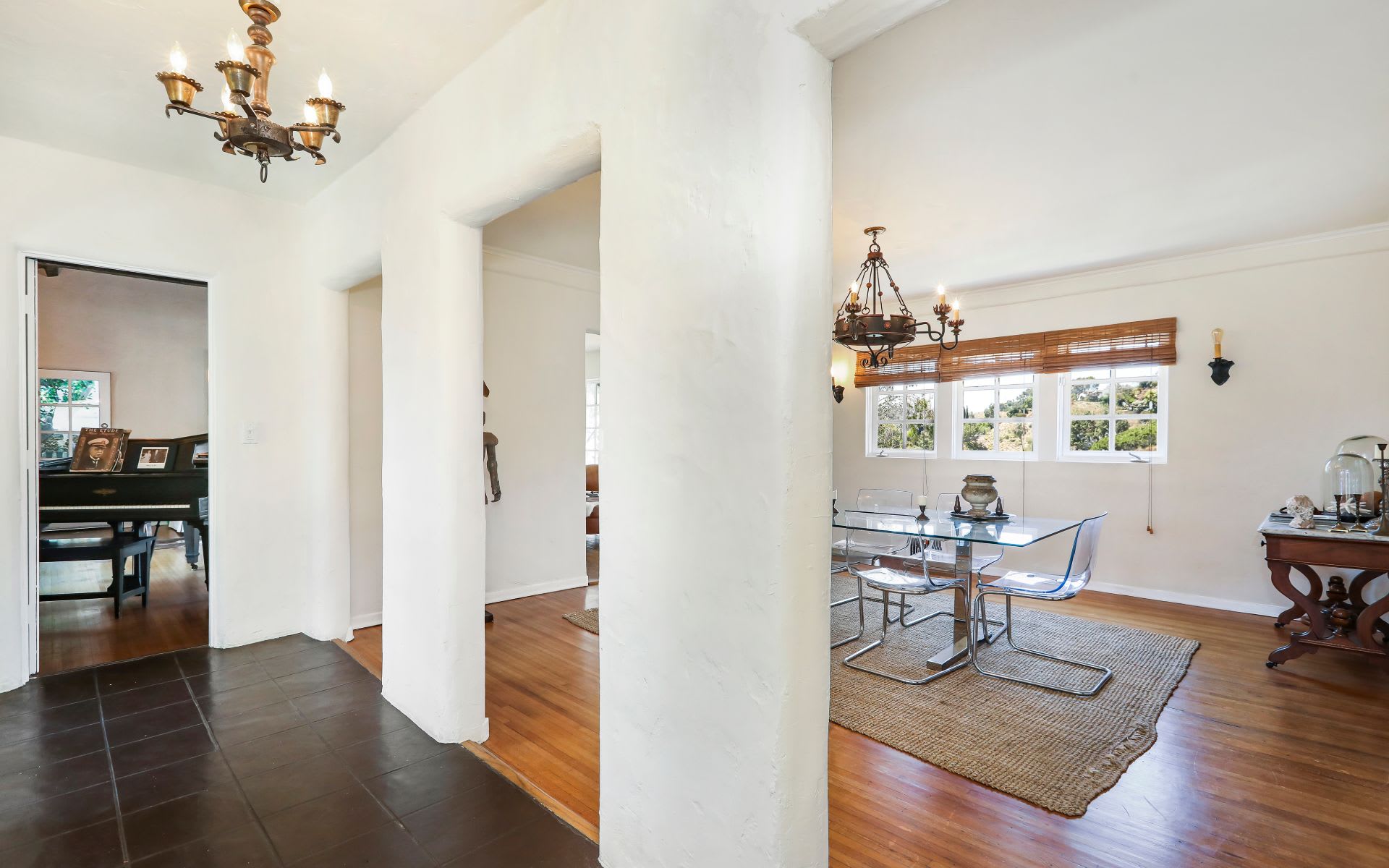  3110 Hollyridge Dr