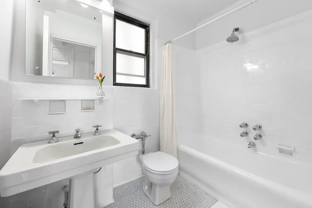 322 W 72nd St, Apt 13B