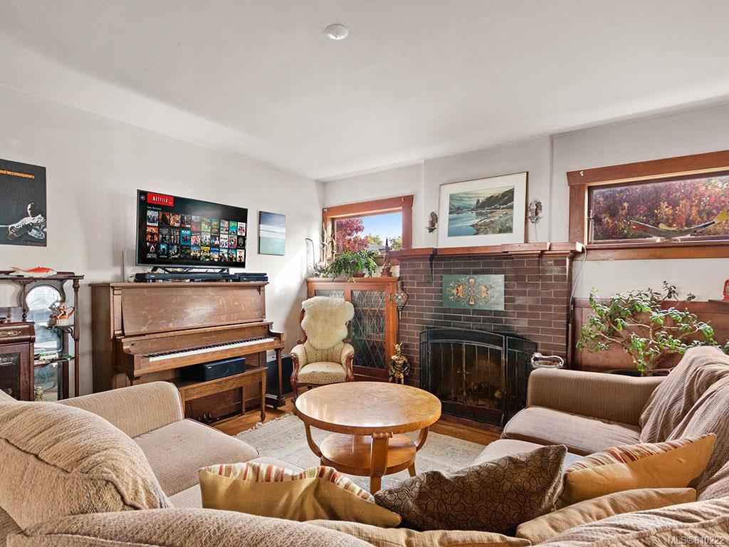1734 Hollywood Cres
