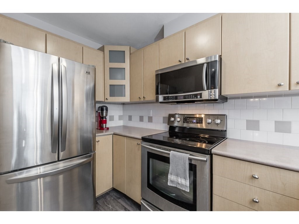205-3122 St Johns St
