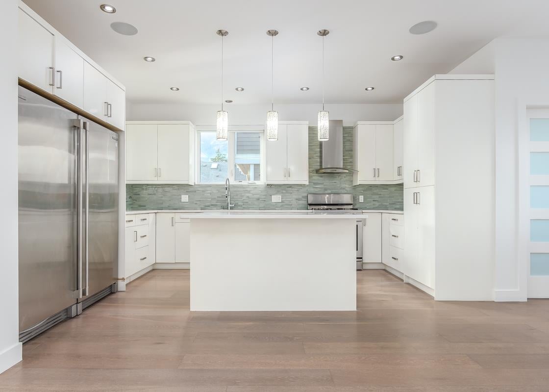 1812 Willow Cres