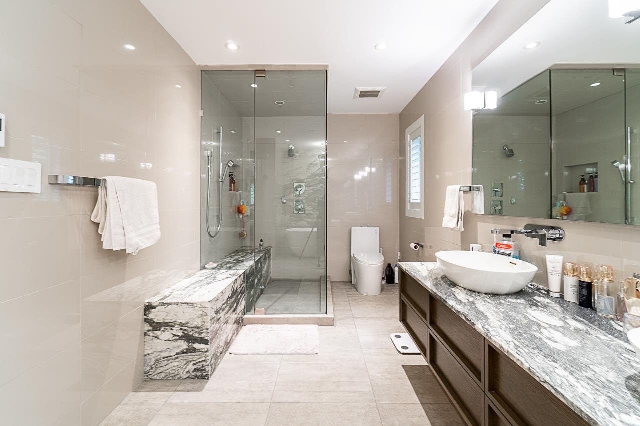 2920 Altamont Cres