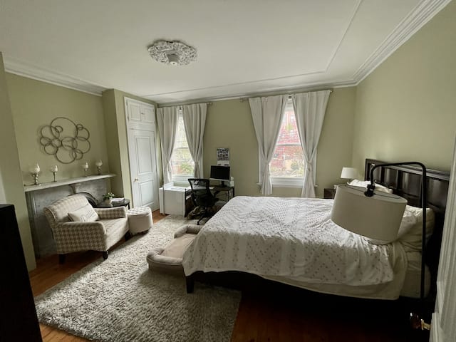Warren Avenue - 2 bedroom 1 bathroom w. private Yard and In-unit Laundry! 