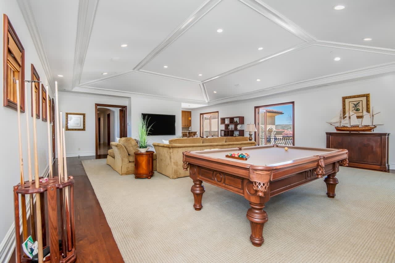 1233 Woodland Grove Ct, Calabasas Real Estate