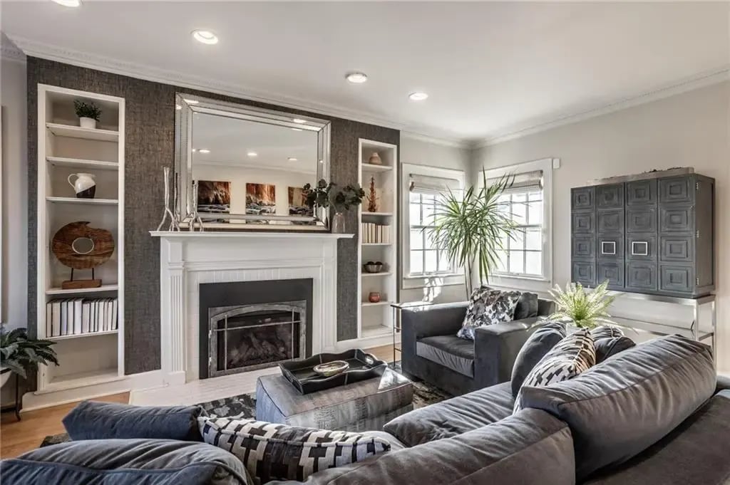 35 E 54TH ST