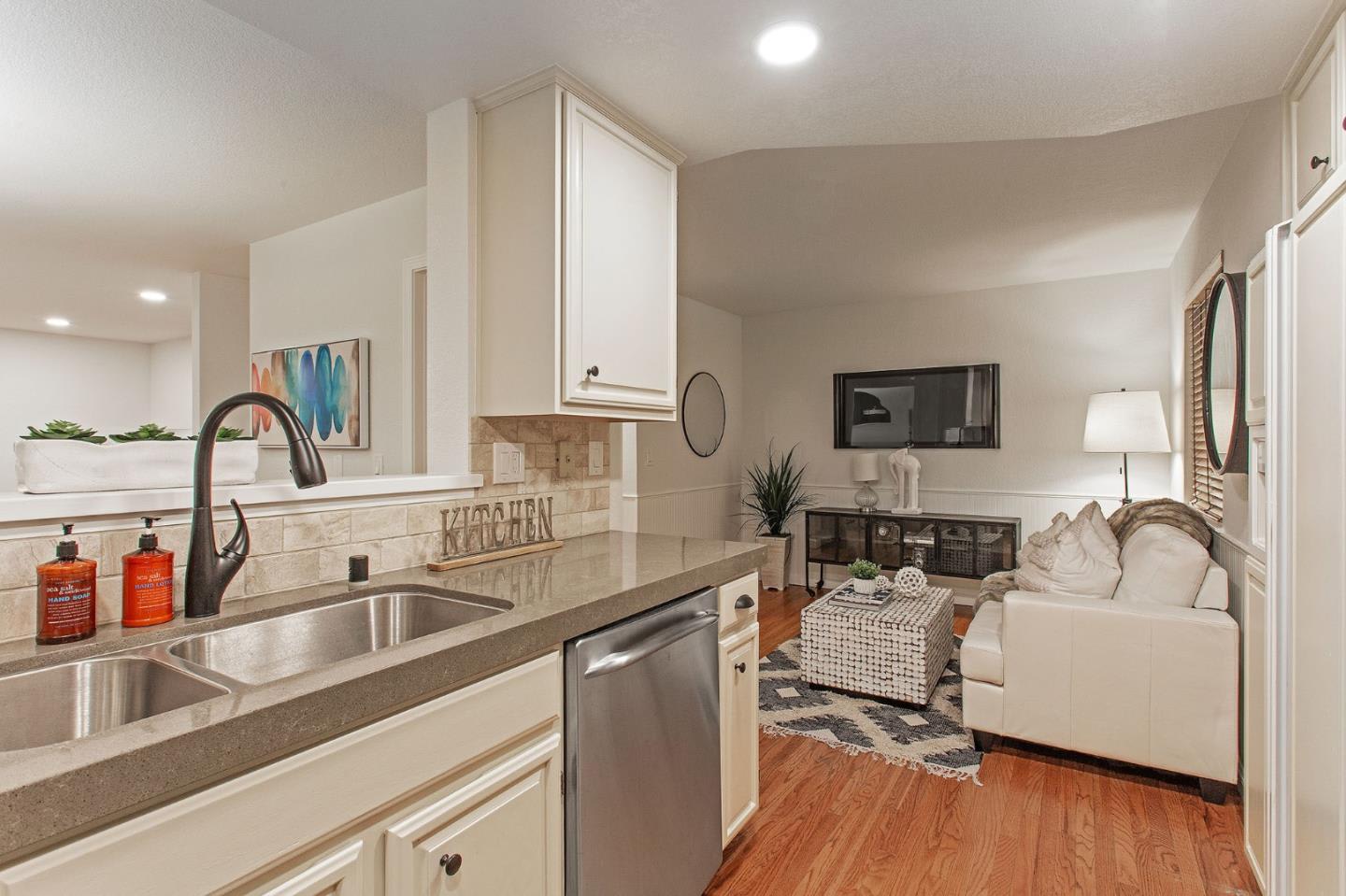 844 Portwalk Pl