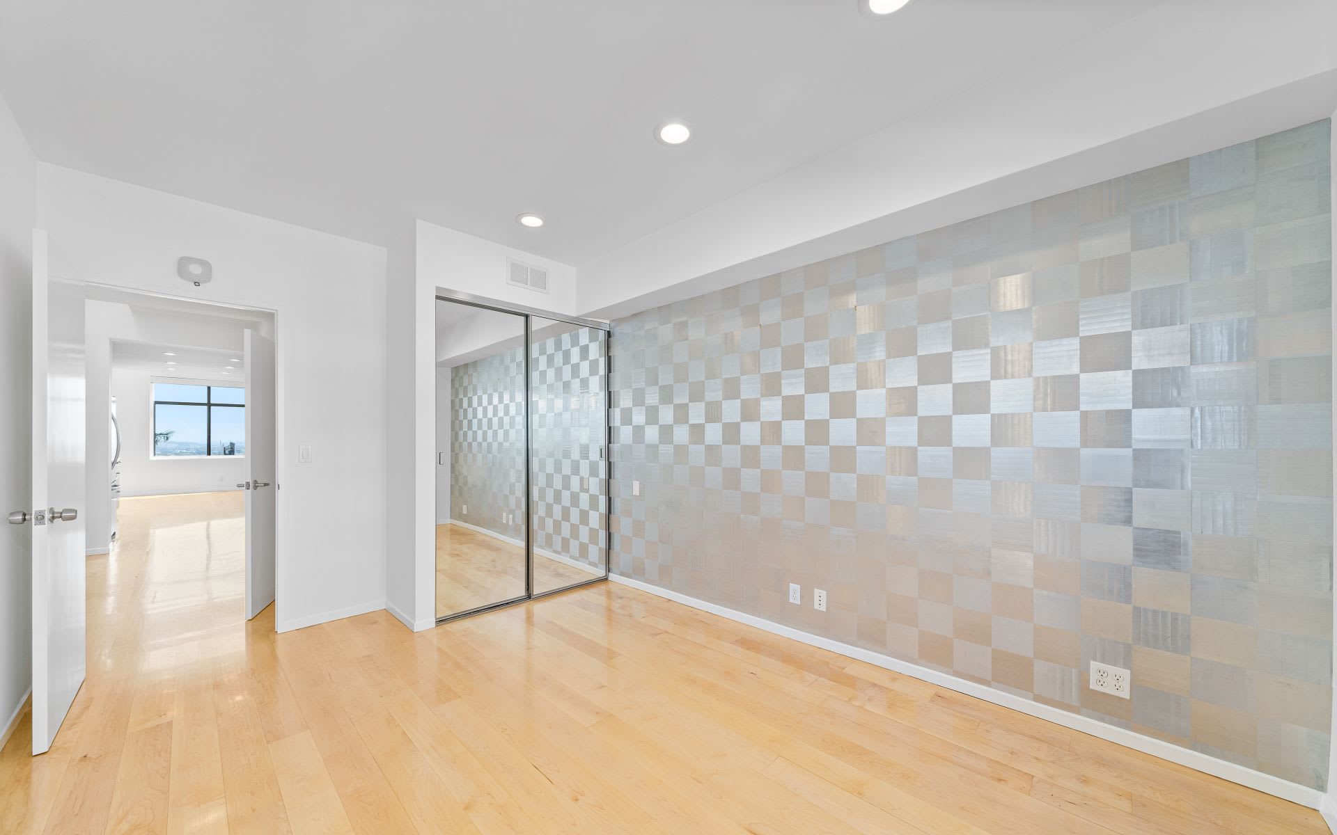 1133 N CLARK ST # 303