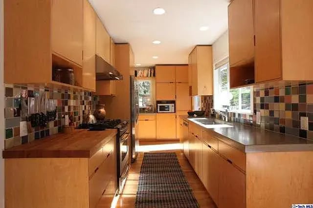2914 E Chevy Chase Dr