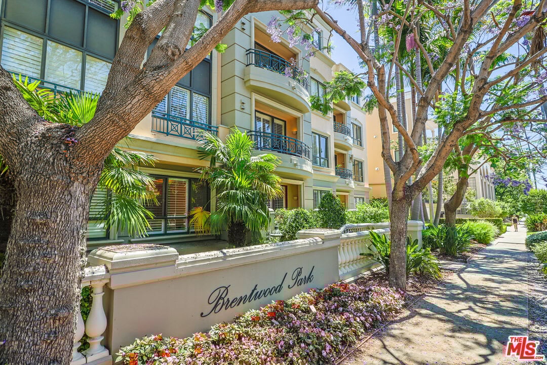 12218 Montana Ave #208