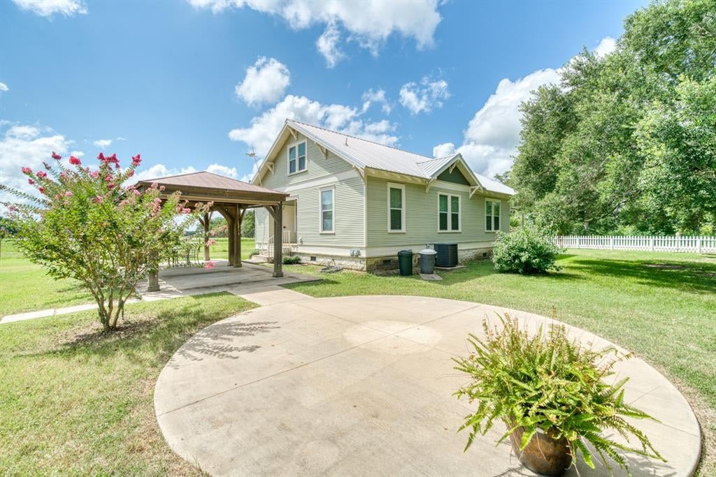 134 Houston St New Ulm, Tx 78950