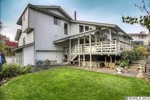 3823 NW Wisteria Way