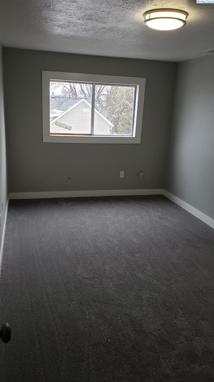 325 NW Webb
