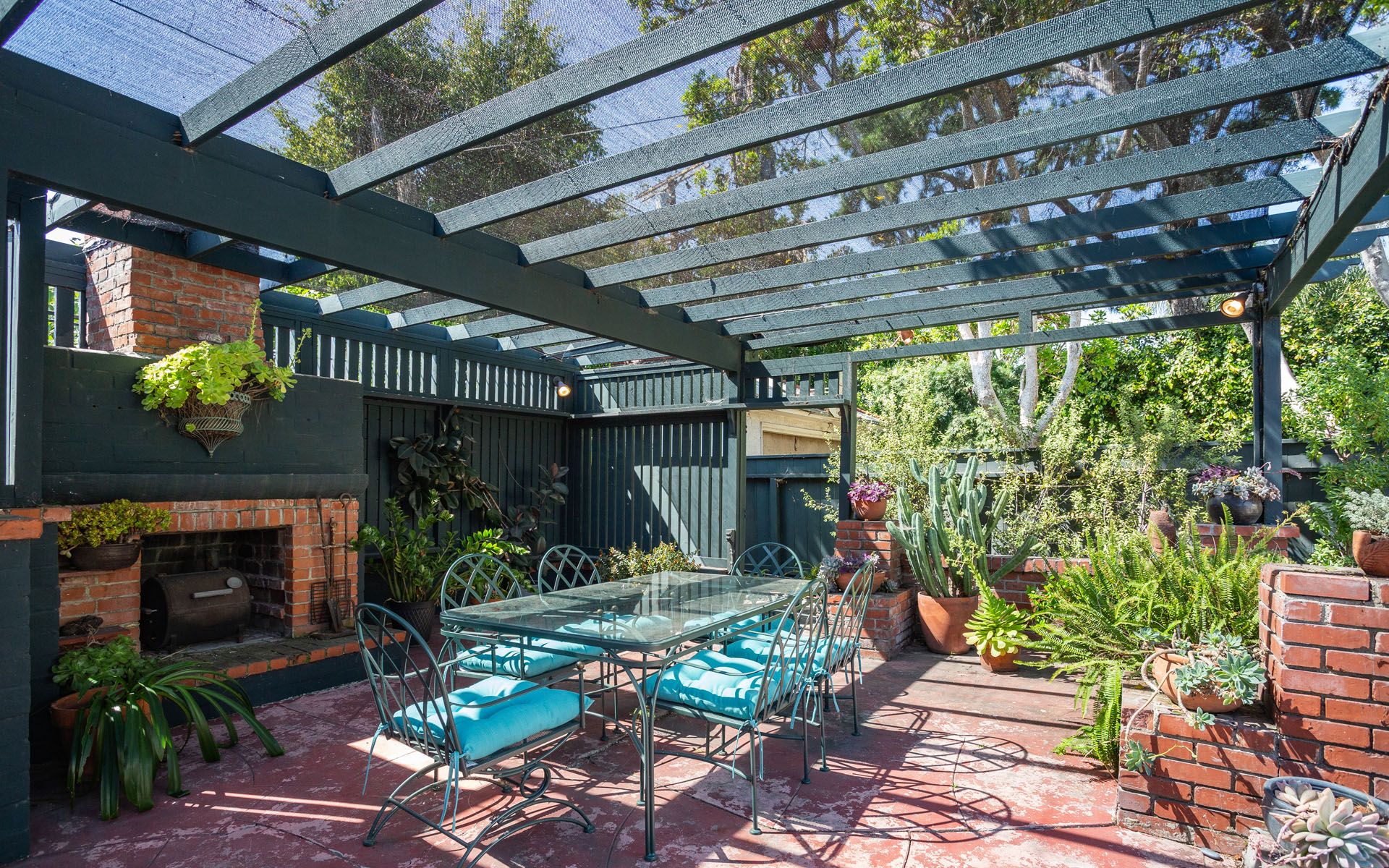 329 N Van Ness Ave, Larchmont