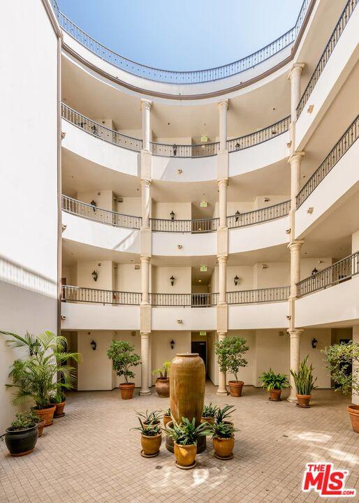 122 N Clark Dr # PH402