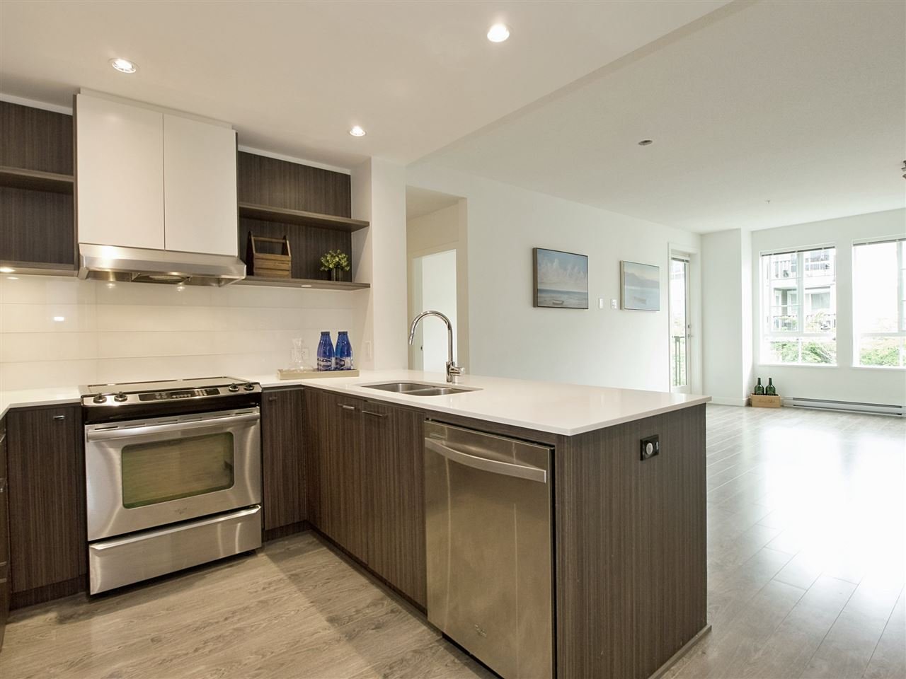 312-553 Foster Ave