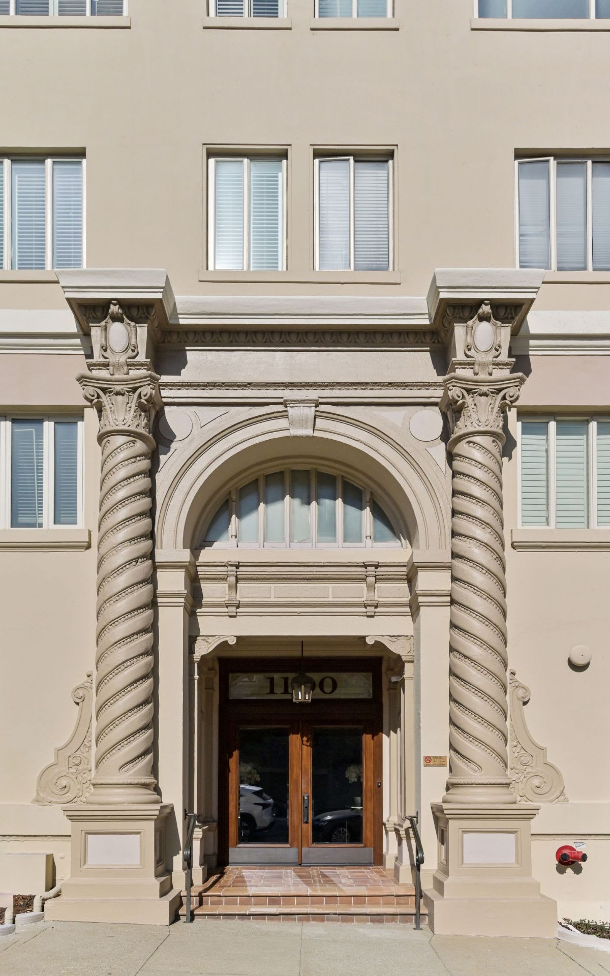  Prestigious Half Floor Apartment on Russian Hill