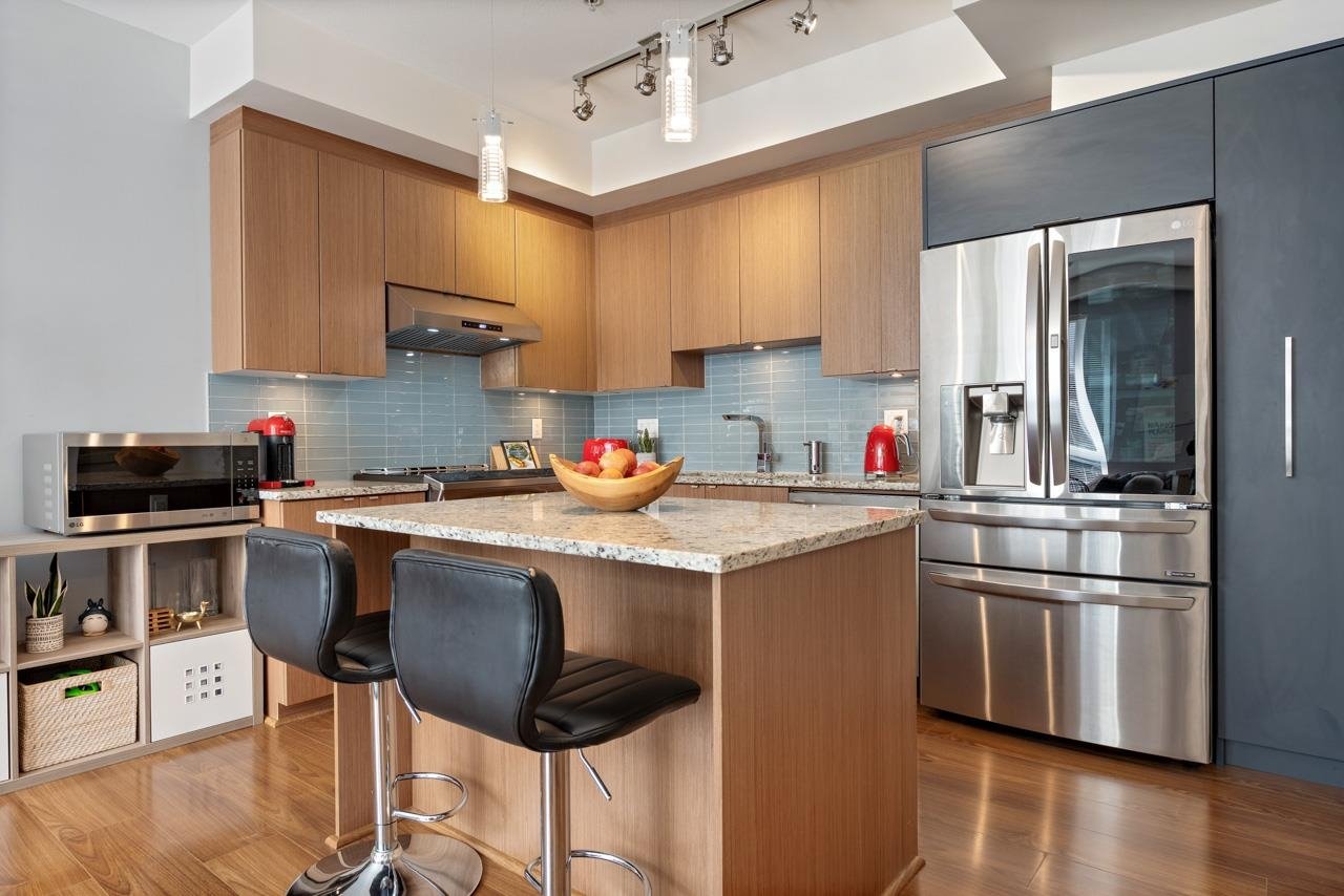 208-735 W 15th St