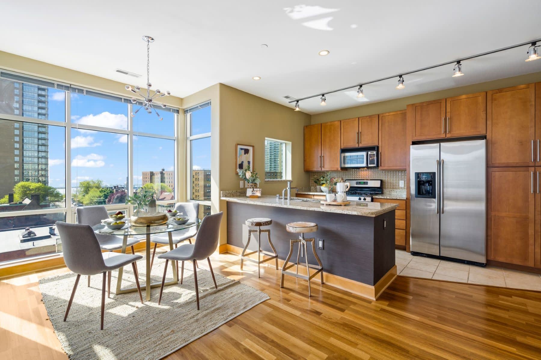 1550 E Royall Pl, #700