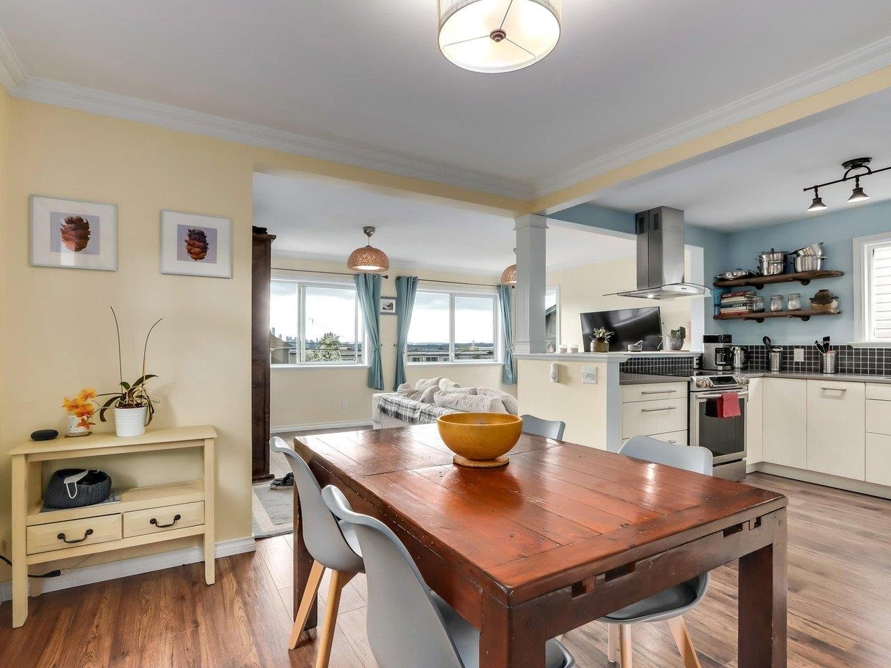225 W 5th St