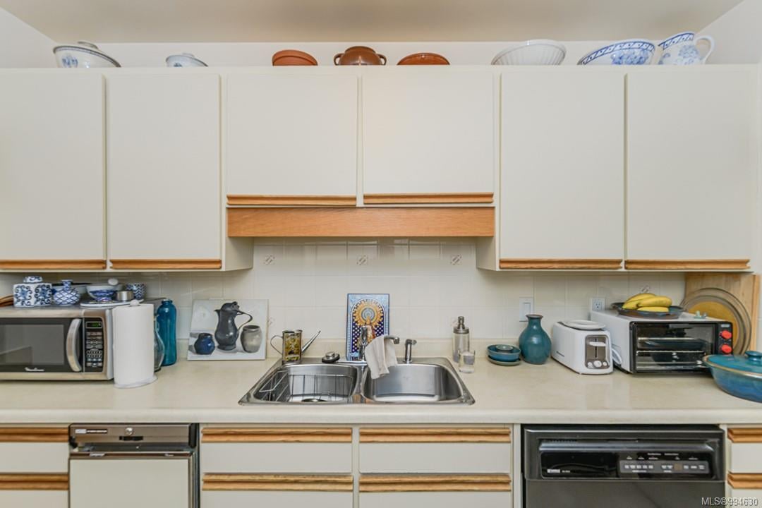 102-562 Rithet St