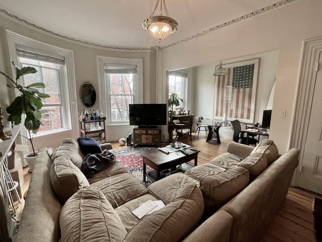 Beautiful Union Park 1 bed 1 bath w/ heat and hot water included - Laundry right outside your door! 