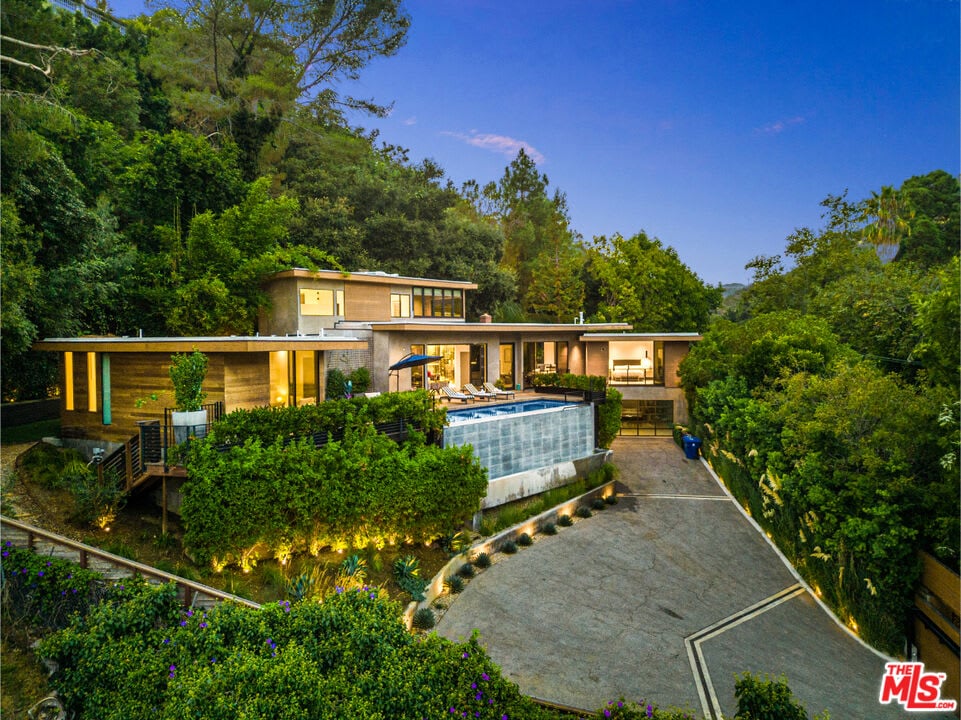 Majestic Oasis