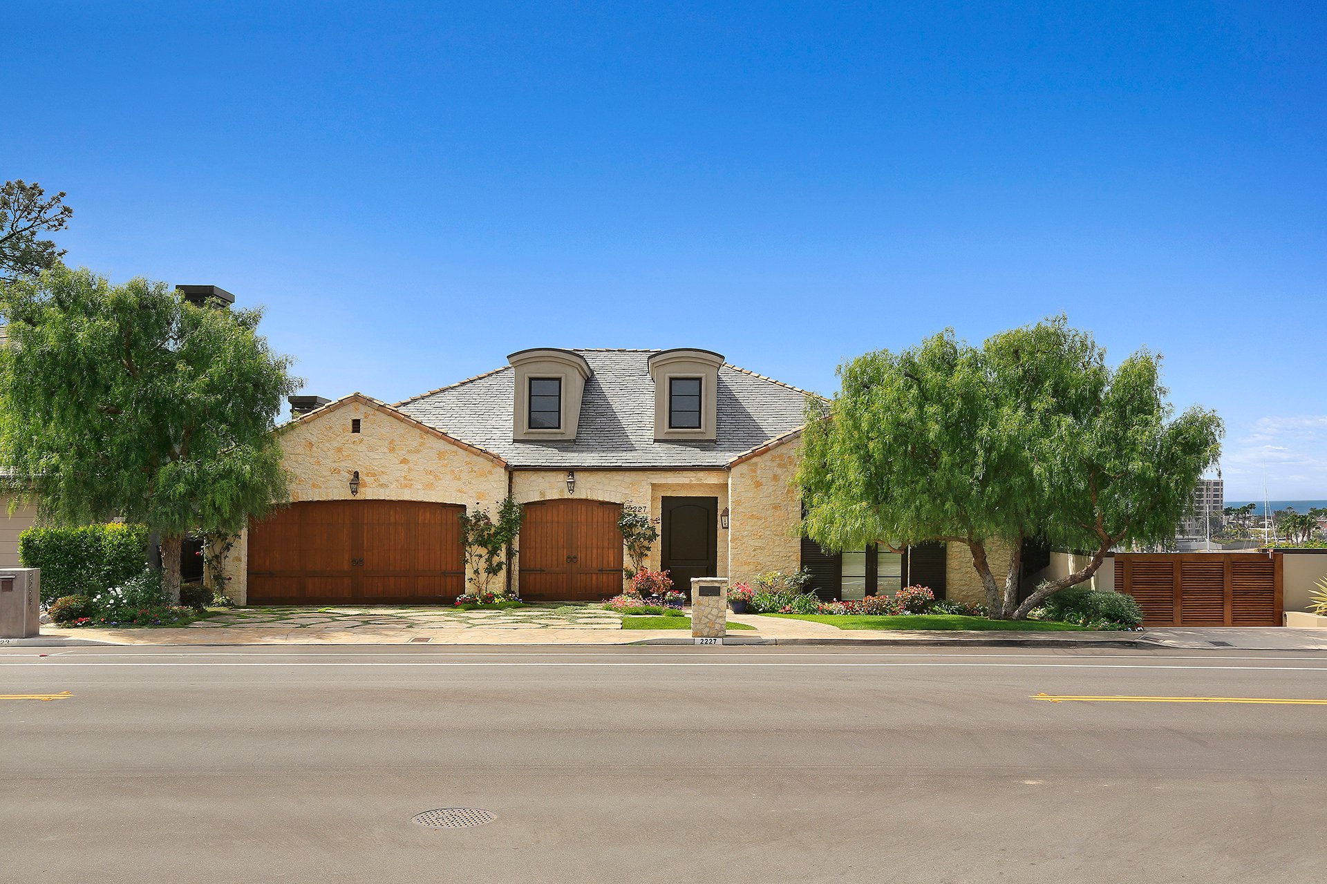 2227 Cliff Dr