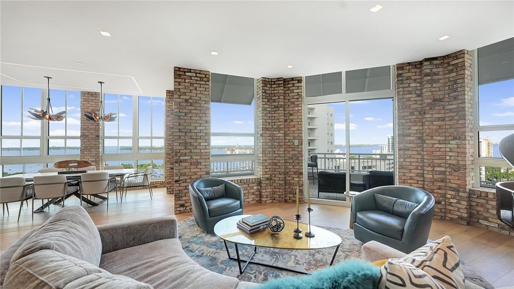 1350 Main St, #1704