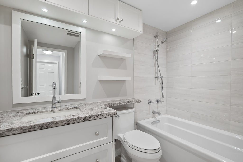 108-3875 W 4th Ave