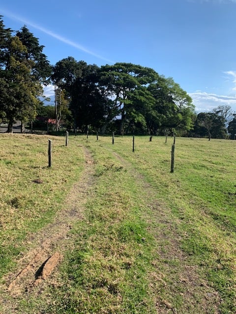 Vast Mountain Farm Acreage, Heredia