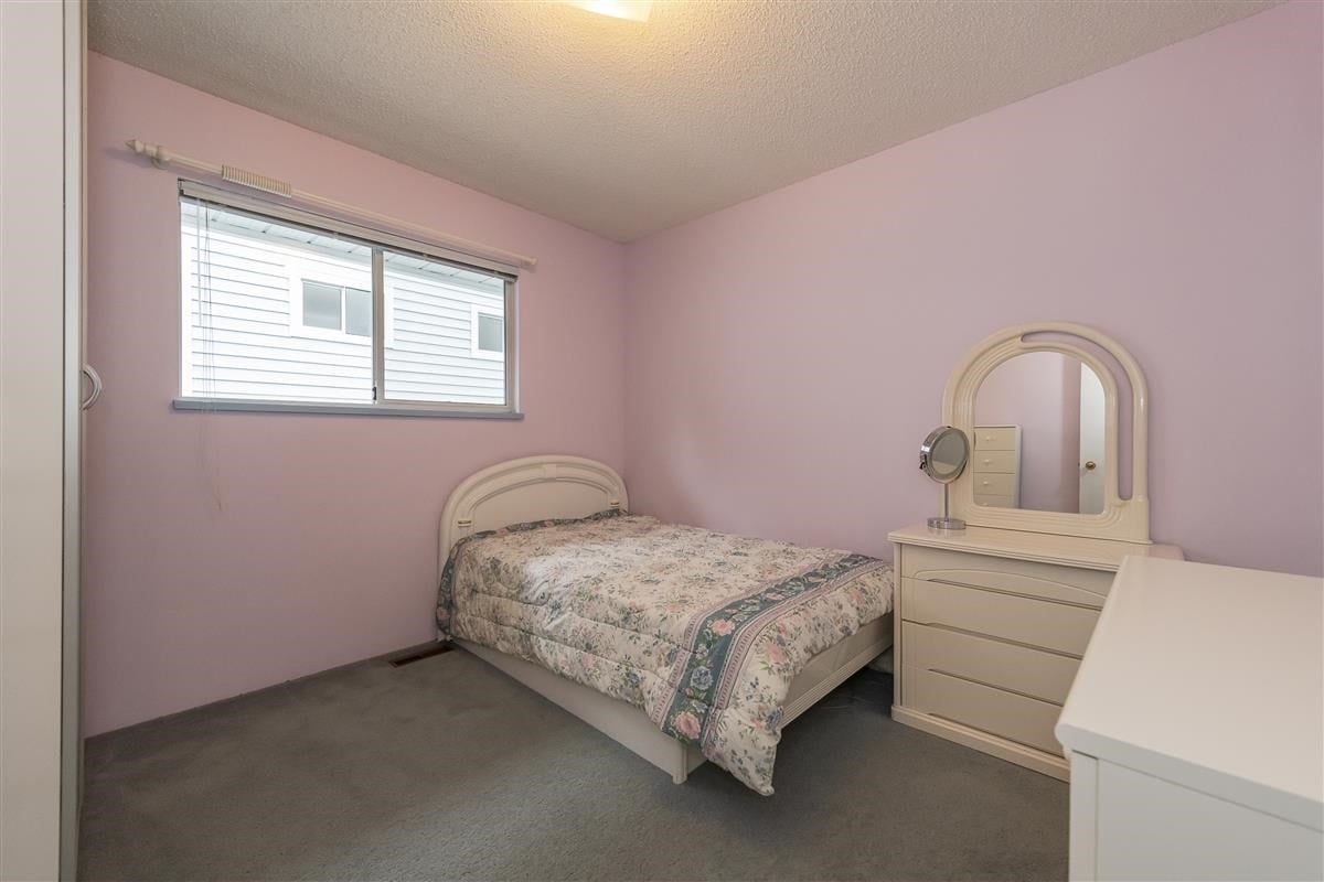 828 Porteau Pl