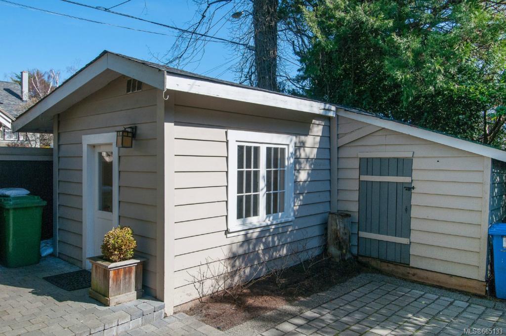 2861 Cadboro Bay Rd