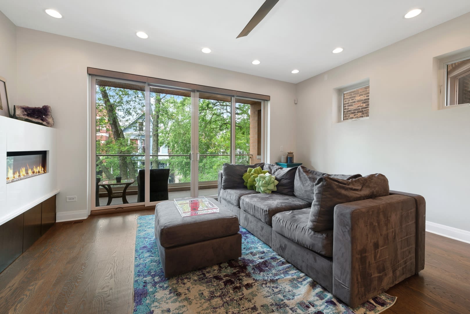 3743 N Kenmore