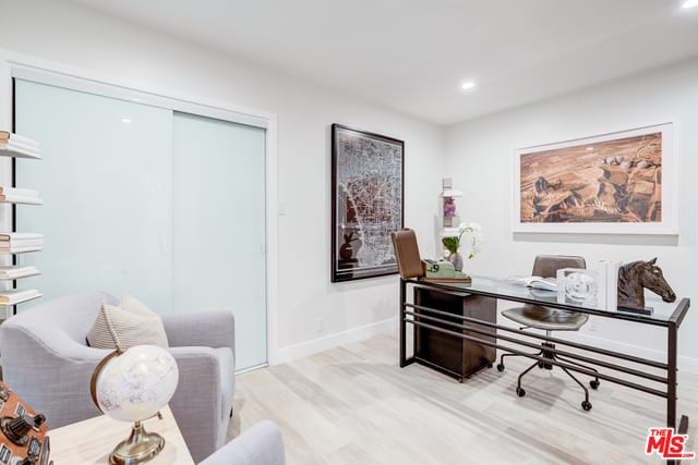 4450 Hayvenhurst Ave