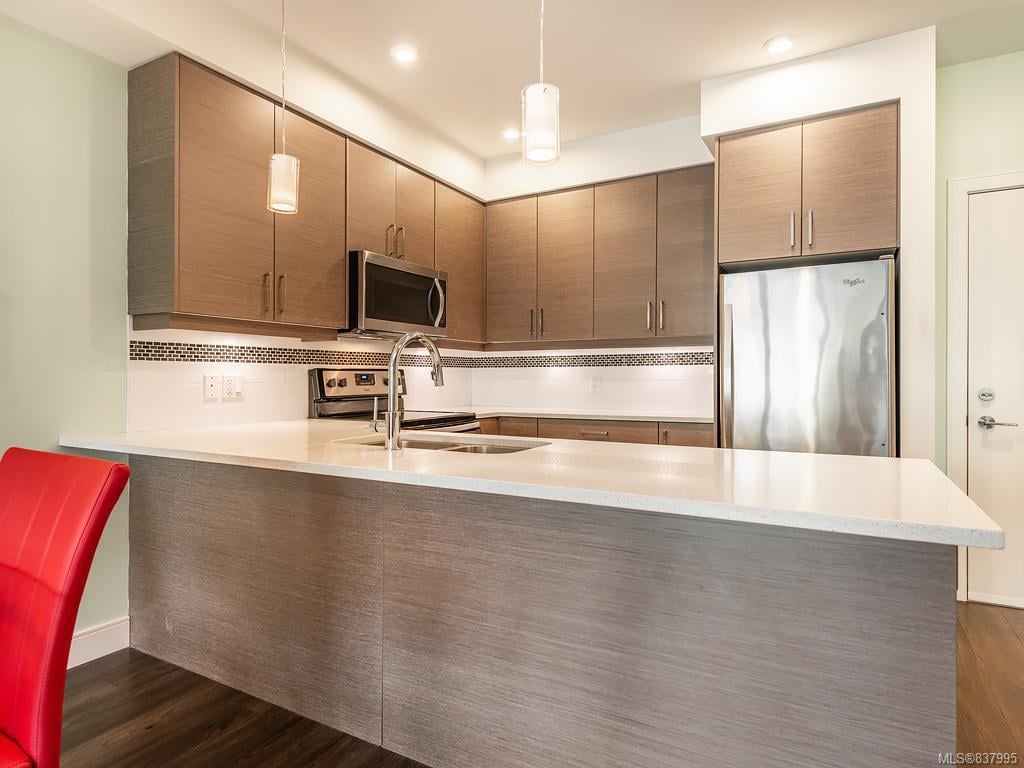 302-7111 W Saanich Rd