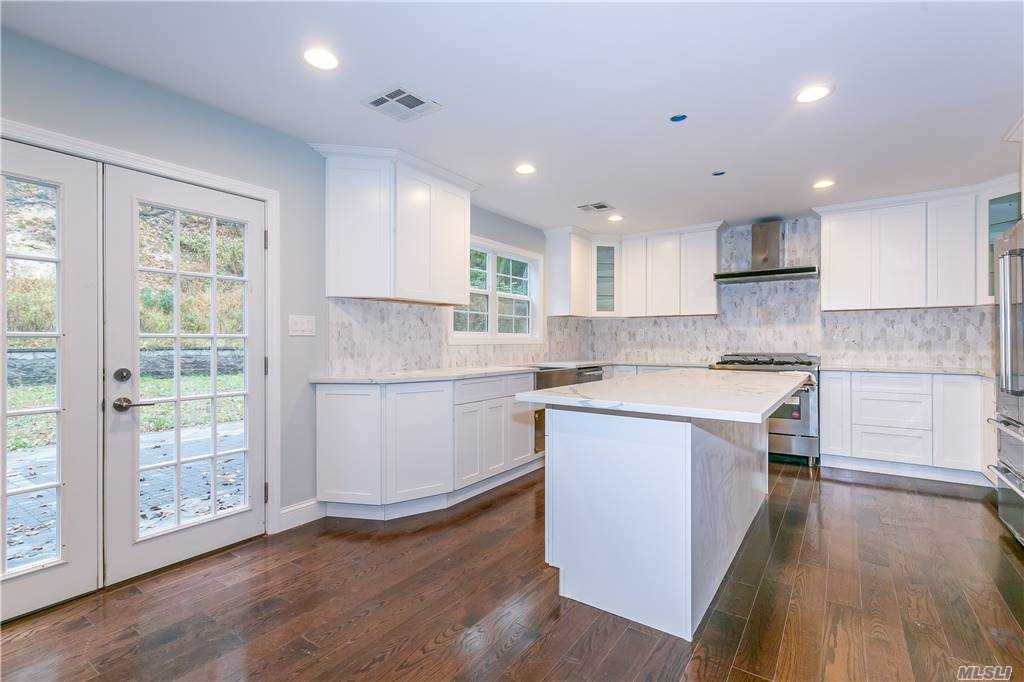 380 Woodbury Rd, Woodbury