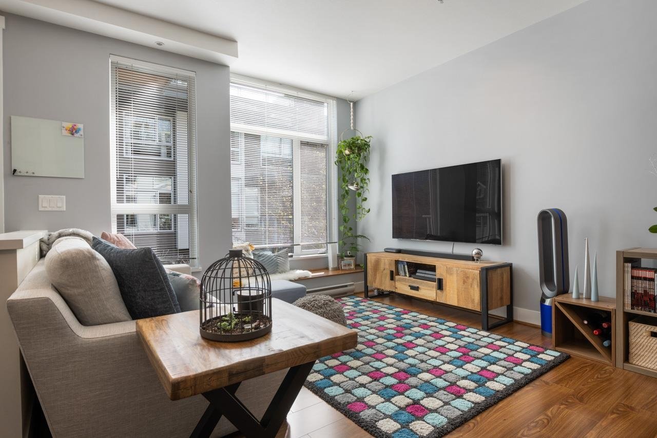 208-735 W 15th St