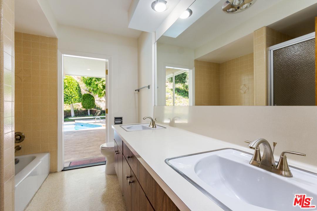 8900 Alto Cedro Drive