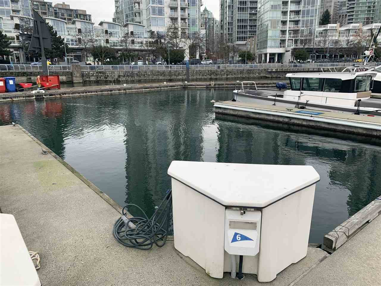 5-1088 Marinaside Cres
