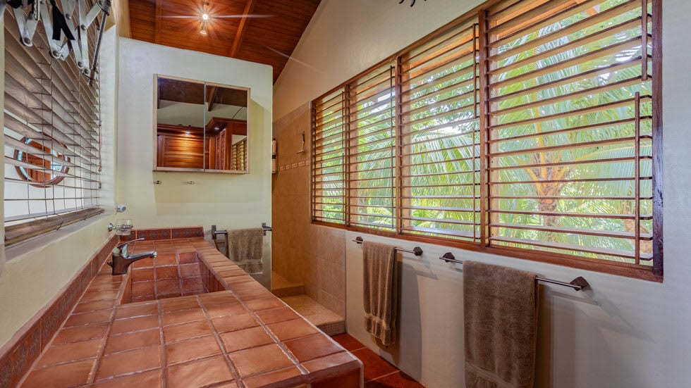 Home with White Water Views and Easy Access in Ojochal