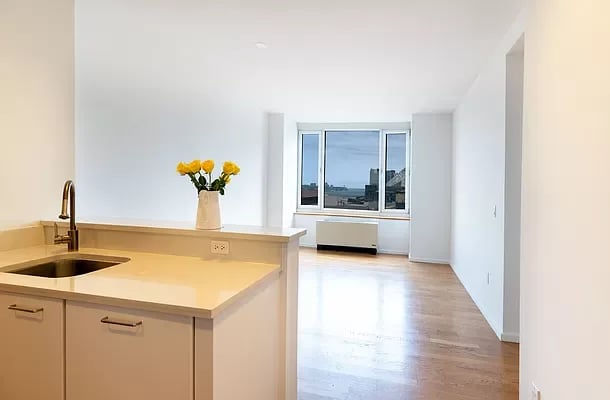 635 West 42nd St Unit: 14D