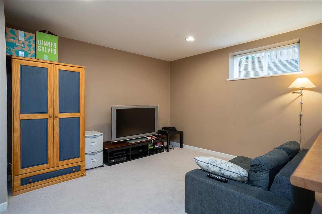 2975 Pinetree Close