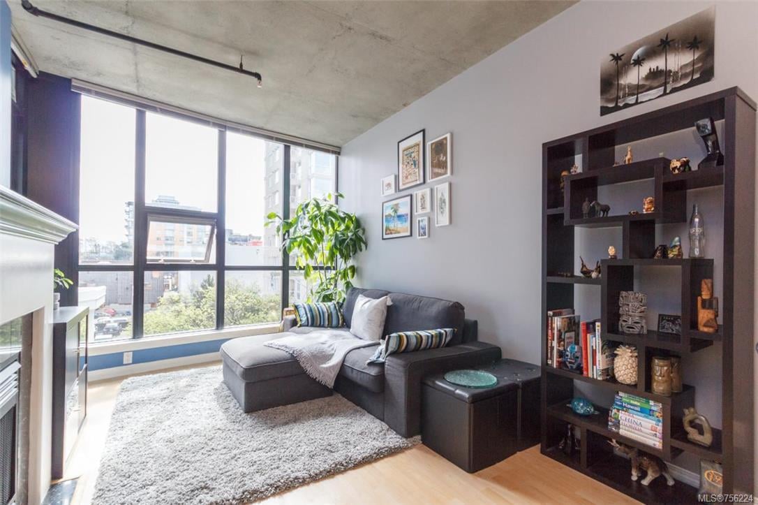 405-860 View St
