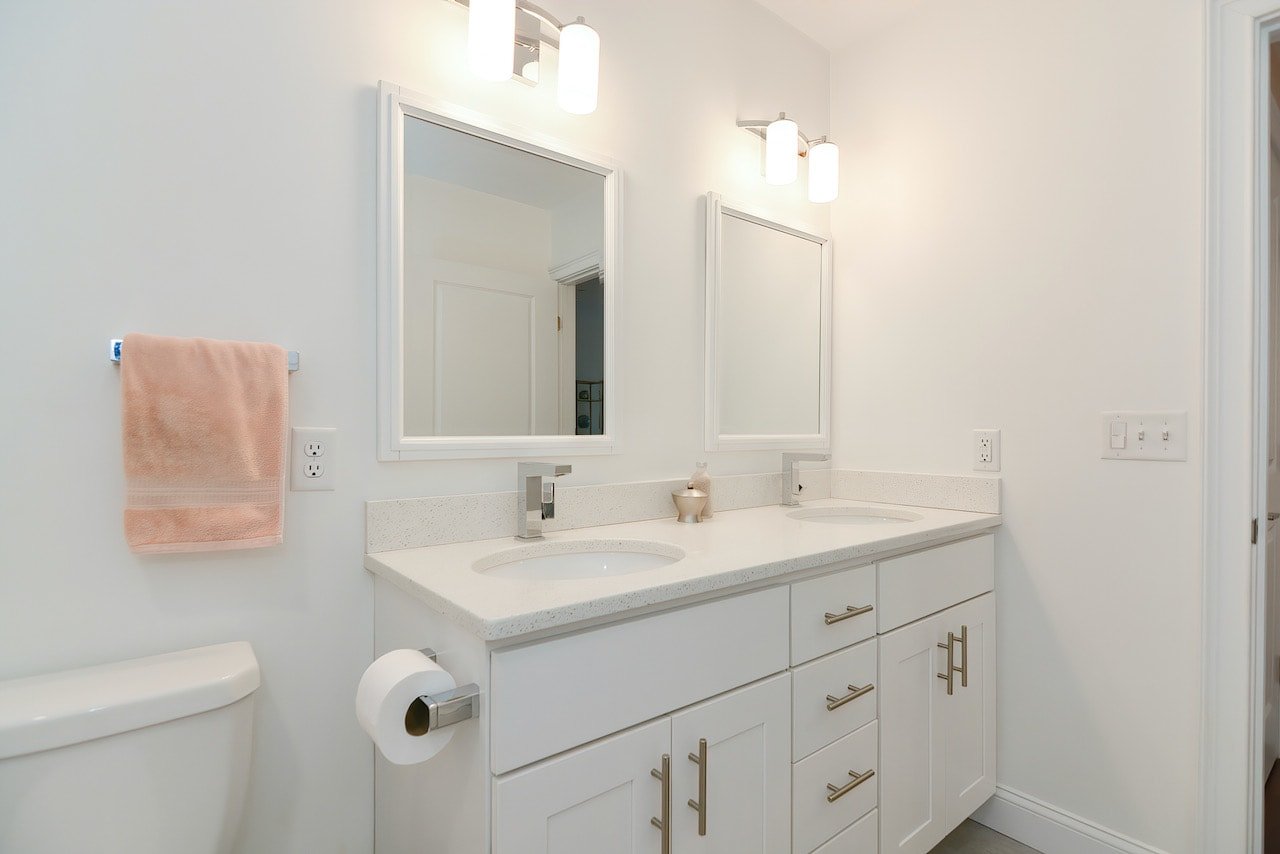 South Boston - Sunny 1 bed 1 bath w. Garage Parking & Central AC! July 15 or August 1!