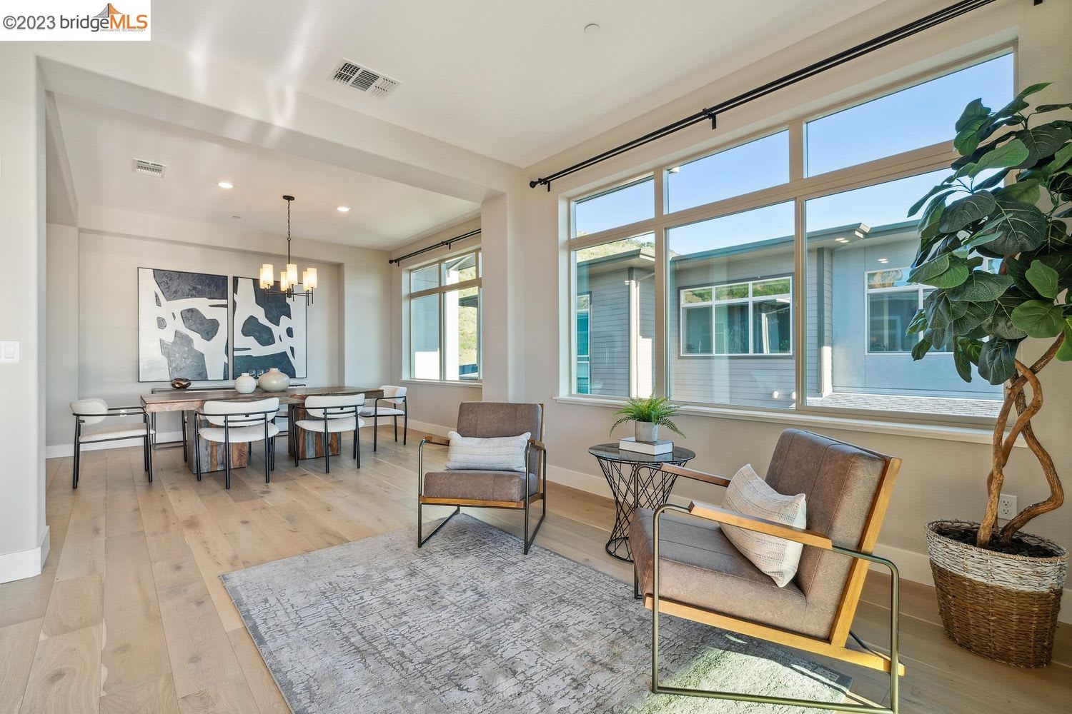 6743 Skyview Dr, Oakland, CA 94605